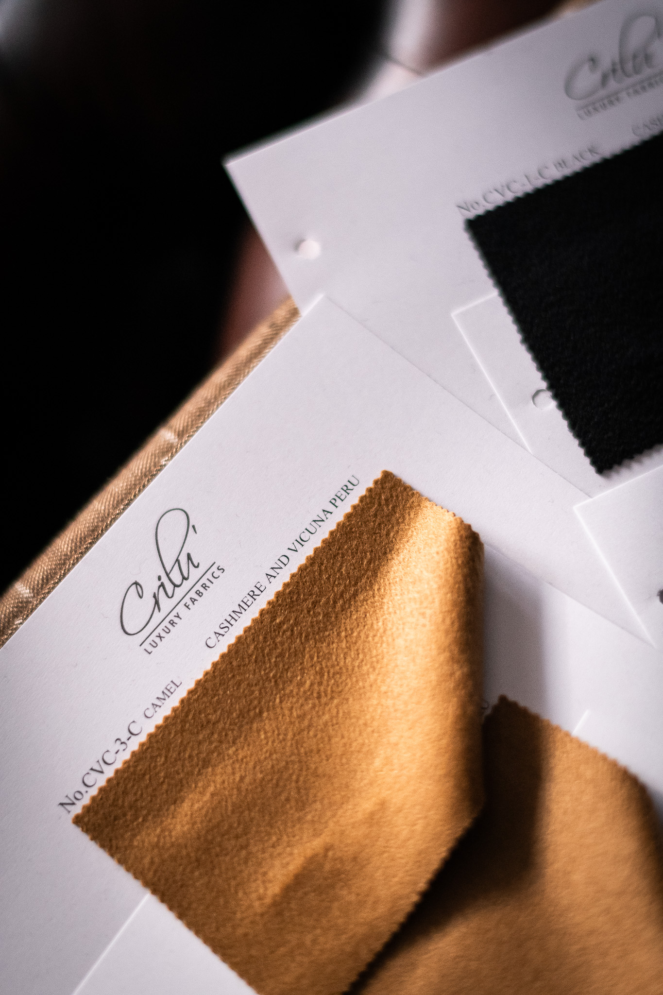 イタリア「Crilu(クリル)」の最高級カシミヤ90%・ヴィキューナ10%ブレンドのオーダーコート用生地コレクション